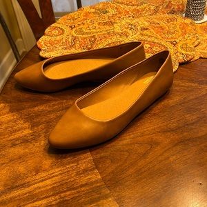 Ladies Flats Size 7.5.    107
